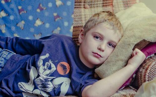 Bambino triste sul divano.