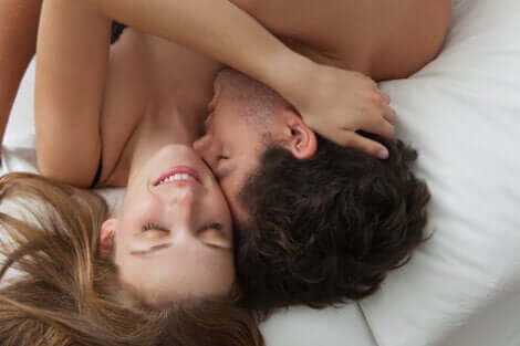 Desiderio sessuale maschile e femminile e coppia abbracciata a letto.