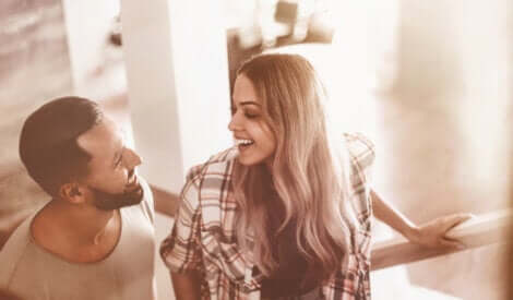 Coppia che sorride mentre sale le scale.