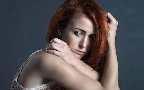 Donna pensierosa e spaventata.