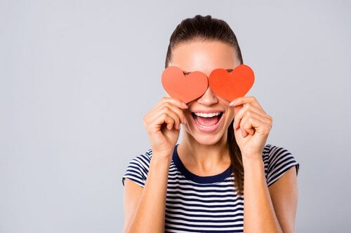 Donna innamorata con gli occhi a cuoricino.