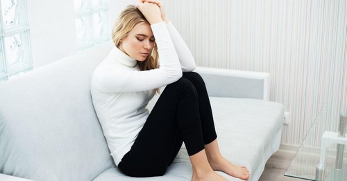 Donna triste per la fine della relazione.