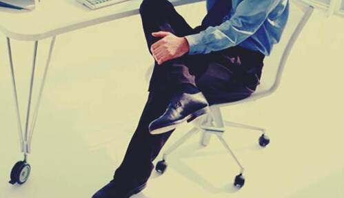 Gambe di un uomo in ufficio.