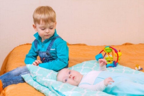 Primogenito geloso del fratellino.