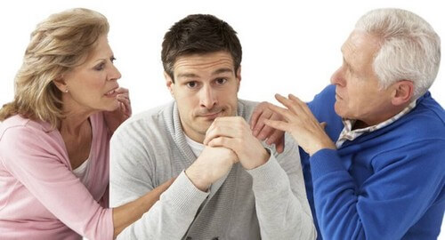 Genitori che controllano i figli adulti e perché.