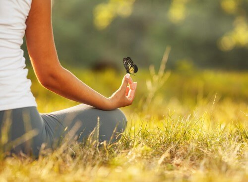 Meditare all'aperto in mezzo alla natura.