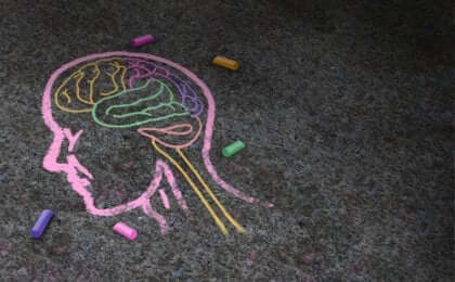 Cervello disegnato con gessetti colorati sul pavimento.