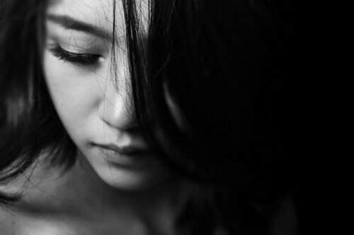 Ragazza con i capelli sugli occhi.