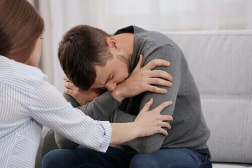 Donna che consola il compagno dopo una discussione.