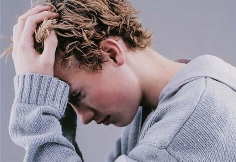Ragazzo con le mani tra i capelli pensa che potrebbe andare peggio.
