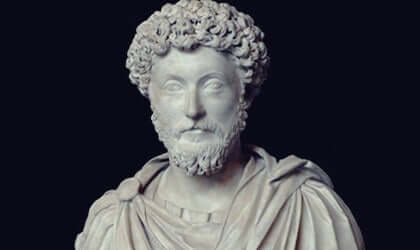 Statua di Marco Aurelio su sfondo nero.