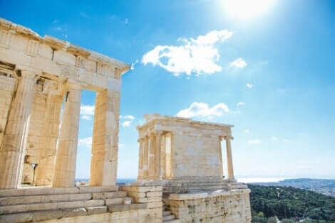 Templi greci illuminati dal sole ad Atene.