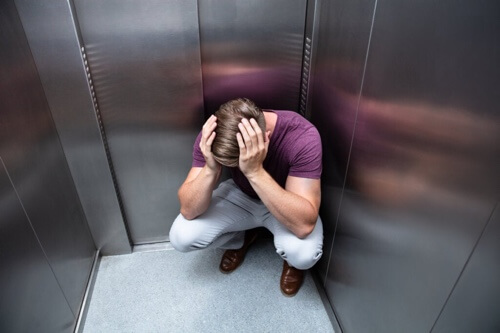 Fobia dell'ascensore: cause e sintomi