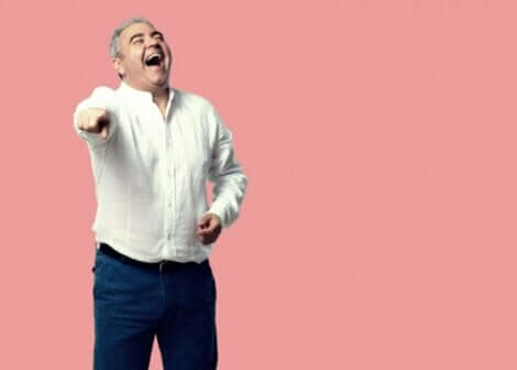 Uomo con malattia di Pick che deride.