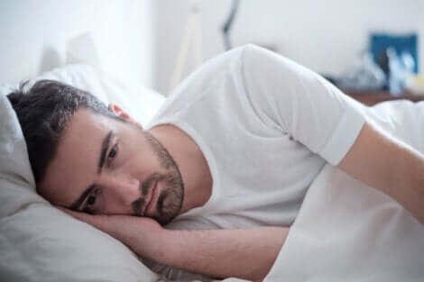 Autostima e HIV, uomo triste a letto.