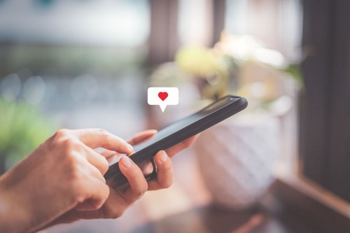 Usare lo smartphone e ricevere Mi piace.