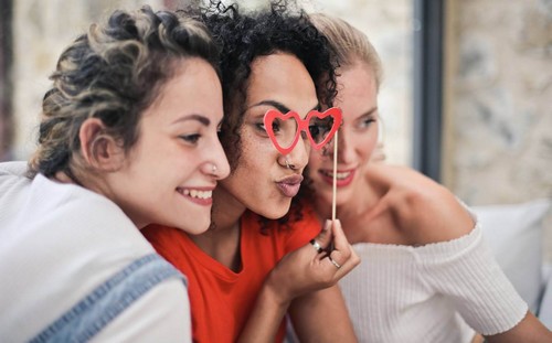 Amiche insieme che fanno un selfie.