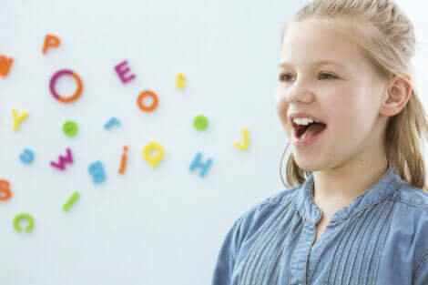 Bambina fa esercizi orali per migliorare il linguaggio.