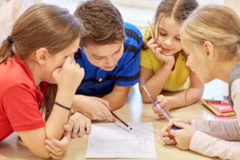 Bambini che studiano in gruppo.