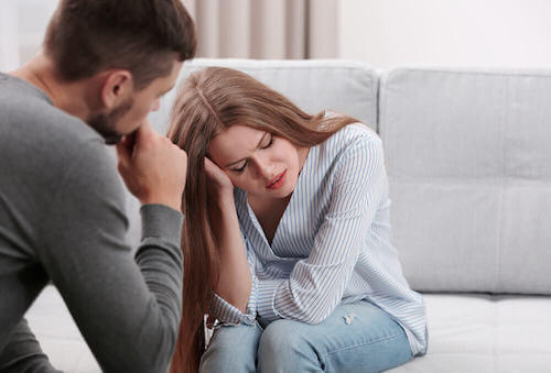 Donna che non vuole dare delle risposte al compagno.