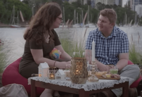 Coppia in un ristorante sul lungo fiume.