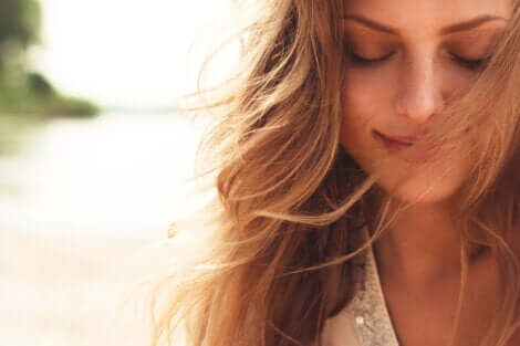 Donna con espressione felice.