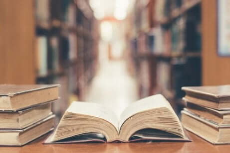 Libro aperto sul tavolo della biblioteca.