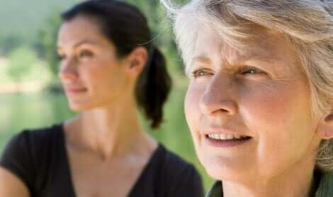 Madre e figlia che guardano l'orizzonte.
