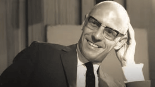 Foto in bianco e nero di Michel Foucault.