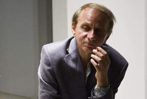 Michel Houellebecq che fuma una sigaretta.
