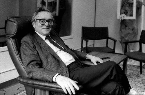 Minuchin su una poltrona.