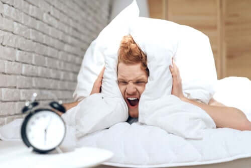 Uomo che odia la sveglia.