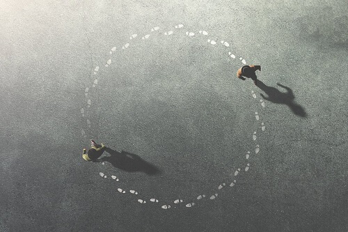 Persone che camminano in cerchio.