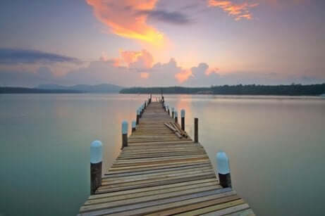 Pontile sul lago e poesia del Dalai Lama Si chiama calma.
