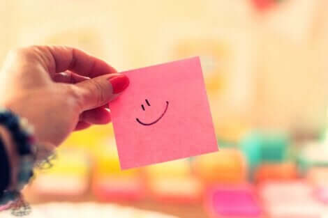 Pensiero positivo e post it con smile.