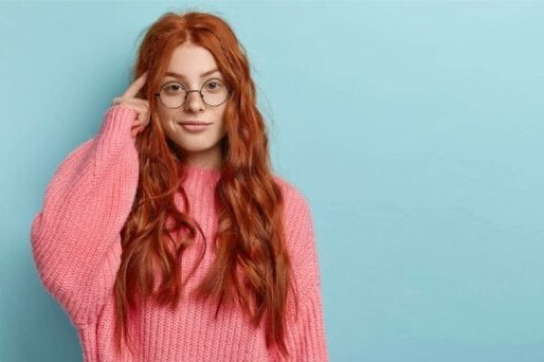 Ragazza dai capelli rossi che pensa.