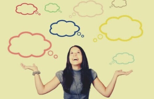 Ragazza con nuvole a fumetto.