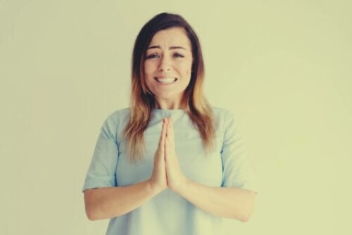 Donna che chiede un favore.