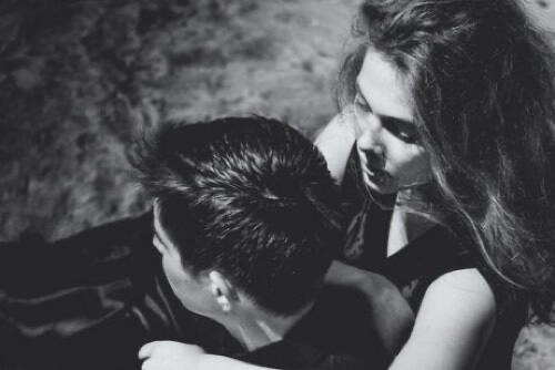 Ragazza preoccupata che abbraccio il partner.