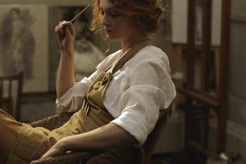 Ragazza con lo sguardo perso assorta nei suoi pensieri.