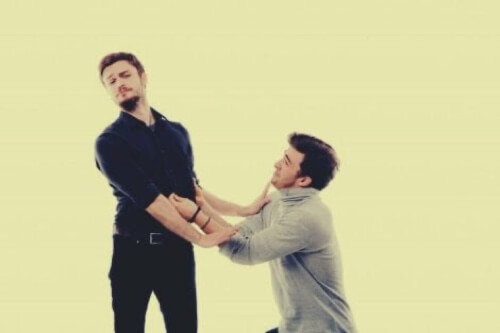 Ragazzo che chiede un favore.