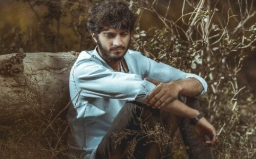 Ragazzo triste seduto a terra.