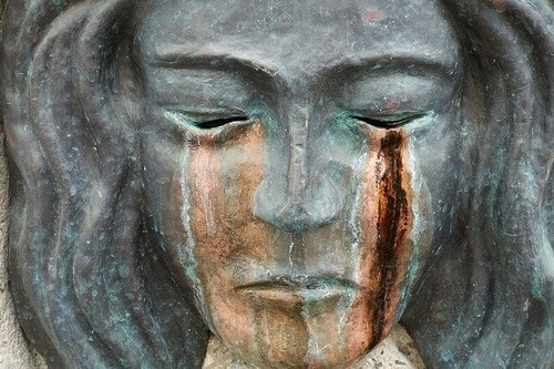 Scultura femminile che piange.