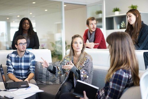 Gruppo di lavoro che sviluppa le competenze socio emotive.