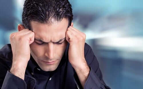 Uomo cha ha un attacco di panico.