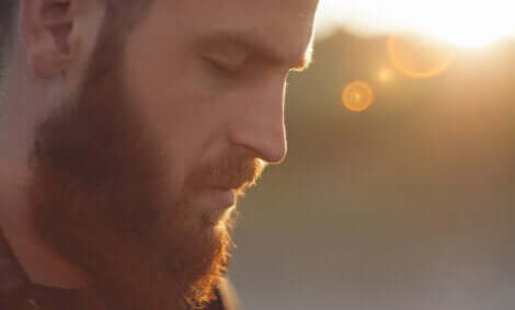 Uomo con la barba e gli occhi chiusi.