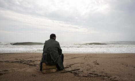 Uomo con disturbo da stress acuto è seduto di fronte al mare.