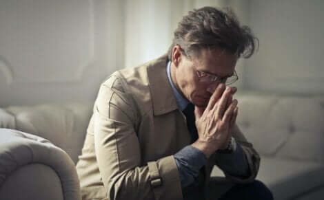 Uomo di mezza età con depressione da disoccupazione.