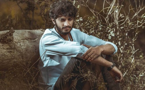 Uomo da solo seduto a terra.