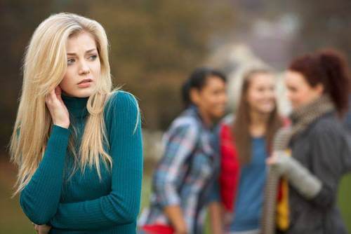 Ragazza lasciata in disparte dalle sue amiche.
